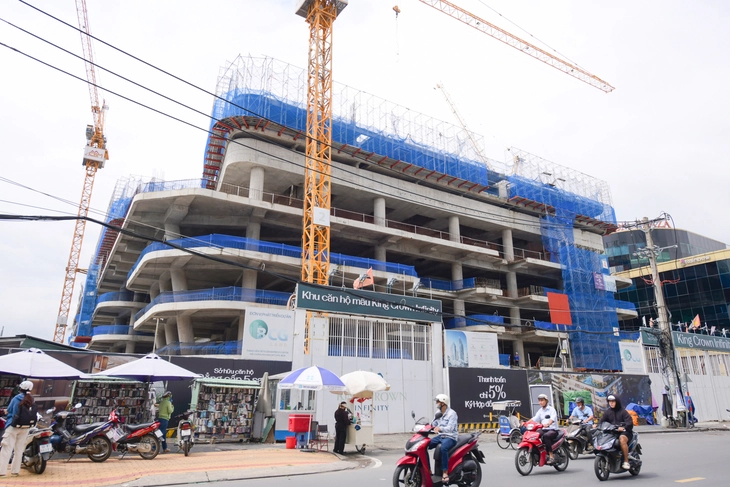 Dự án bất động sản đang xây dựng trên đường Võ Văn Ngân, TP.HCM - Ảnh: QUANG ĐỊNH