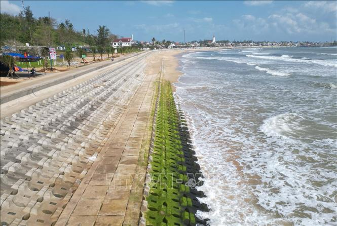 Kè biển xã Bình Hải (cũ), nay là xã Vạn Tường, dài hơn 2.000m được đầu tư hoàn thiện đã cơ bản xóa tình trạng sạt bở bờ biển. Ảnh: Ảnh: Phạm Linh/ TTXVN
