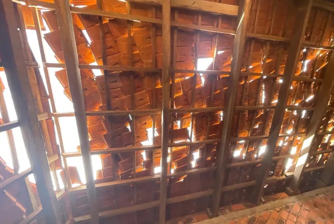 Trường học ở xã Măng Bút, tỉnh Quảng Ngãi bị hư hỏng do động đất