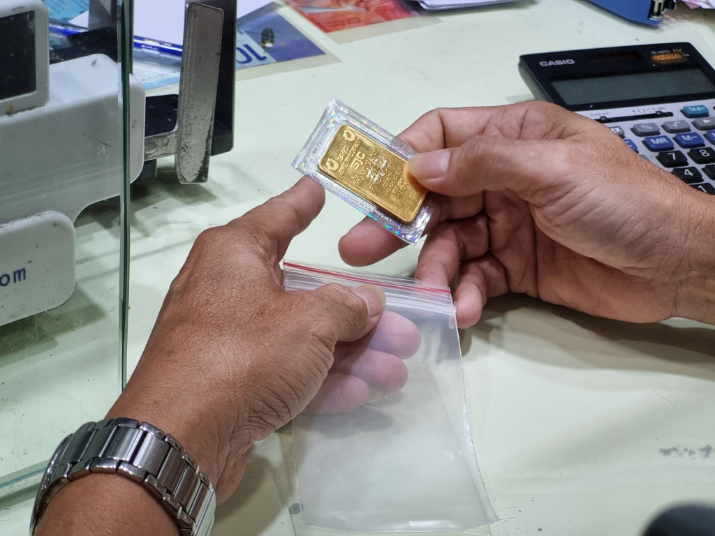 NHNN ban hành quy định nhập khẩu vàng nguyên liệu, sản xuất vàng miếng.  ẢNH: T.XUÂN