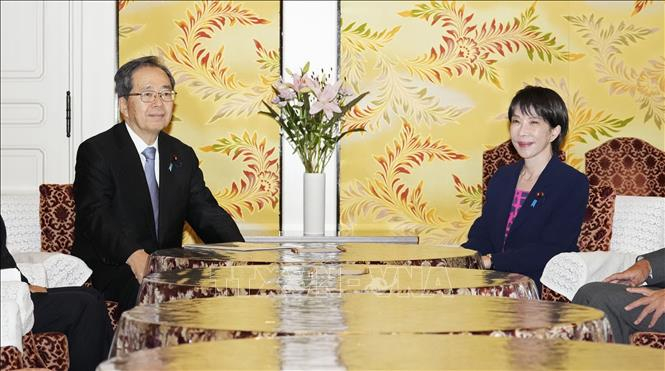 Chủ tịch đảng Công Minh Nhật Bản Tetsuo Saito (trái) trong cuộc gặp tân Chủ tịch đảng Dân chủ Tự do cầm quyền Sanae Takaichi tại Tokyo, ngày 10/10/2025. Ảnh: Kyodo/TTXVN