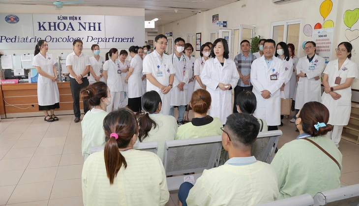 Bộ trưởng Bộ Y tế Đào Hồng Lan thăm và làm việc tại Bệnh viện K - Ảnh: BVCC