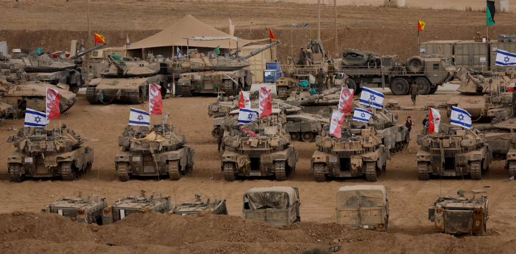 Các phương tiện quân sự Israel tập trung gần biên giới Gaza trong bối cảnh lệnh ngừng bắn với Hamas