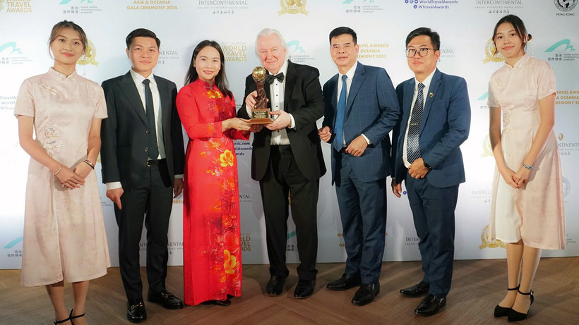 Đại diện tỉnh Tuyên Quang đón nhận danh hiệu “Điểm đến văn hóa khu vực hàng đầu châu Á năm 2025”.