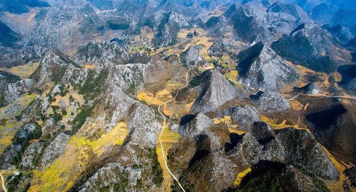 Công viên địa chất toàn cầu UNESCO Cao nguyên đá Đồng Văn nhìn từ trên cao. (Ảnh: mia.vn)