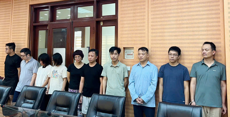 Nguyễn Hòa Bình (thứ 3 từ phải qua) và 9 đối tượng liên quan đến vụ án “đồng tiền số Antex”.