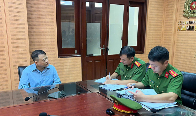 Nguyễn Hòa Bình (Shark Bình) tại cơ quan Công an.