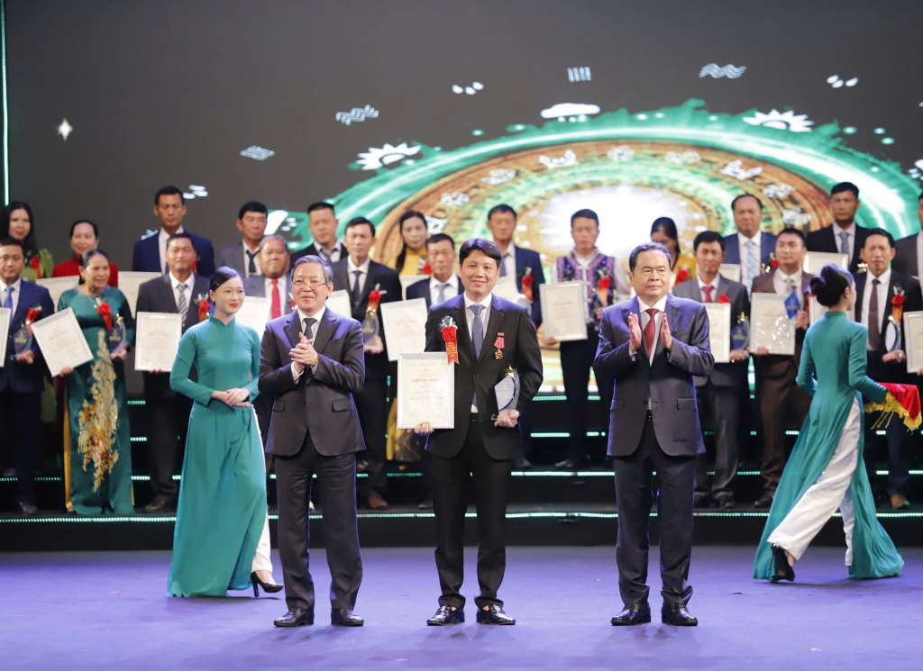 Chủ tịch Quốc hội Trần Thanh Mẫn và Chủ tịch T.Ư Hội Nông dân VN Lương Quốc Đoàn trao danh hiệu cho các Nông dân VN xuất sắc năm 2024.  ẢNH: HIẾU LÊ