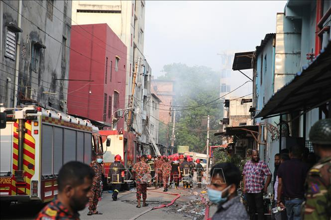 Lực lượng cứu hỏa dập đám cháy tại nhà máy may và kho hóa chất liền kề ở Dhaka, Bangladesh ngày 14/10/2025. Ảnh: THX/TTXVN