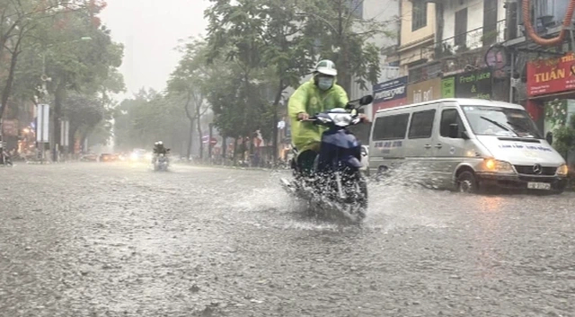 Miền Trung mưa lớn dồn dập 10 ngày tới