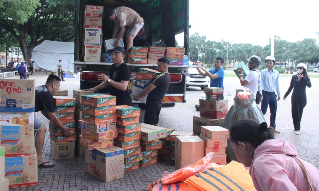 Nhiều người dân mang các loại nhu yếu phẩm đến quyên góp để hỗ trợ người dân miền Bắc bị thiệt hại do mưa lũ