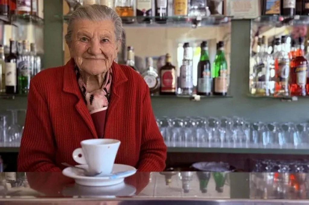 Bà Anna hiện vẫn phục vụ cà phê cho khách tại cửa hàng nhỏ của mình (Ảnh: Getty).