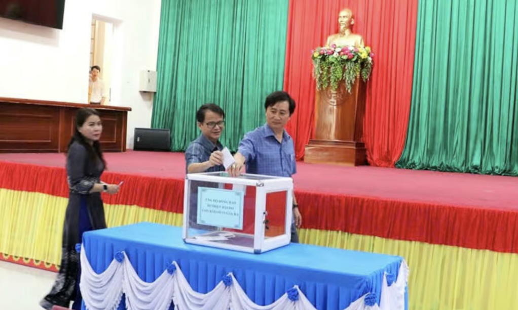 Cán bộ xã Kon Braih ủng hộ các địa phương bị ảnh hưởng do bão số 10 gây ra. Ảnh: CV.