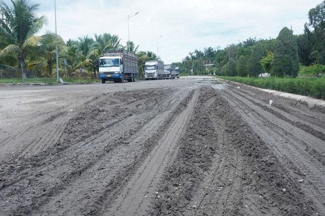 Quốc lộ 24C, đoạn đi qua xã Vạn Tường (tỉnh Quảng Ngãi), đã xuống cấp nghiêm trọng. Mặt đường nhựa bị xe tải cày xới, biến thành đường đất lầy lội. Ảnh: Viên Nguyễn