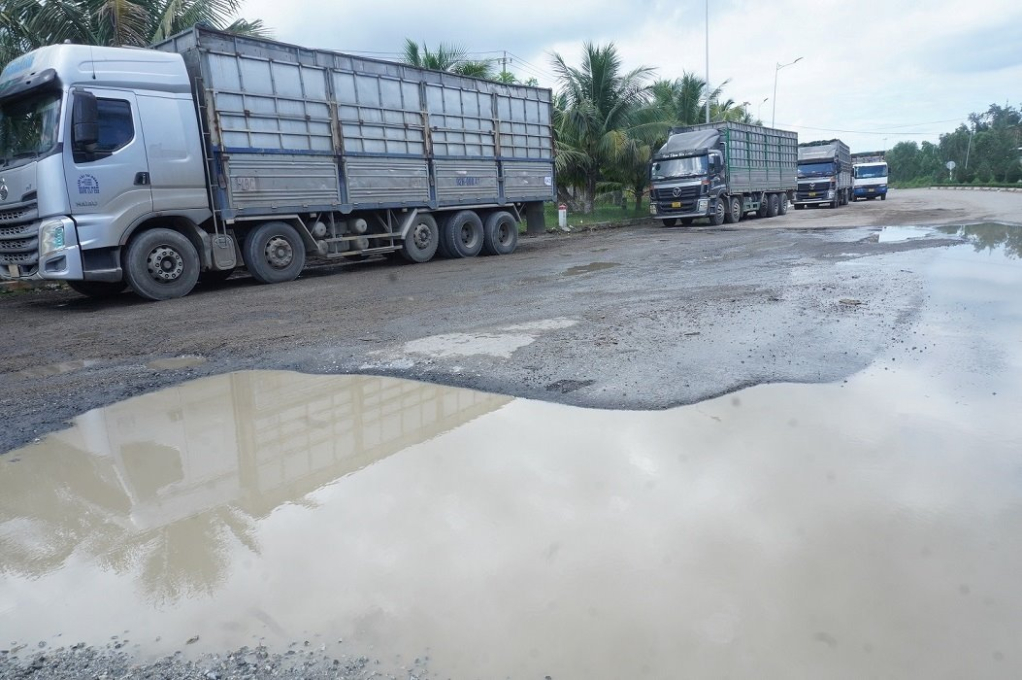 Quốc lộ 24C phải oằn mình chịu đựng những đoàn xe chở gỗ dăm nối đuôi nhau chạy suốt ngày đêm. Ảnh: Viên Nguyễn