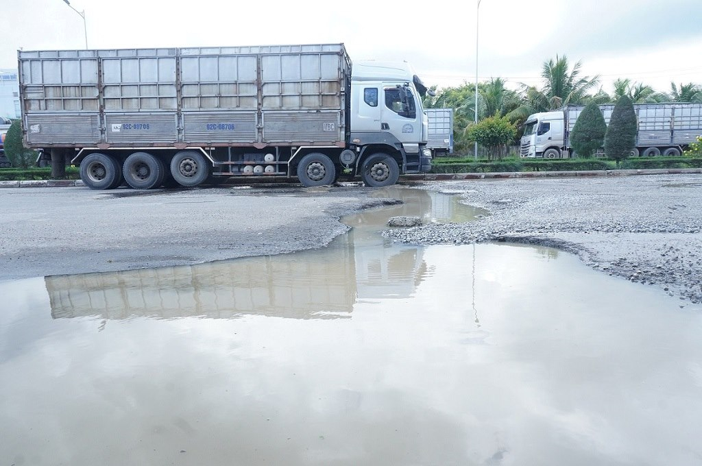Đường thành ao mỗi khi có mưa lớn. Ảnh: Viên Nguyễn