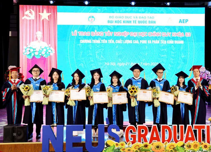 Lễ trao bằng tốt nghiệp cho các tân cử nhân của Đại học Kinh tế Quốc dân tháng 7-2025 Ảnh: Thùy Linh