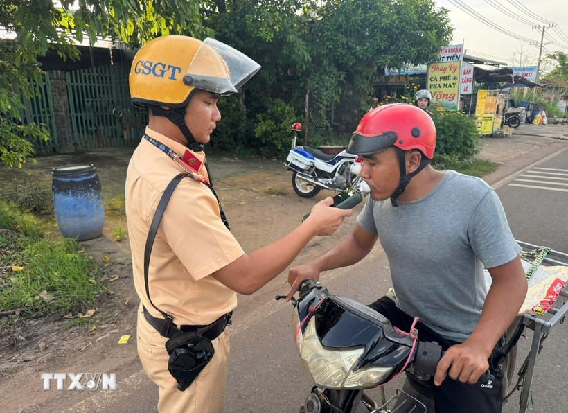 Đội Cảnh sát giao thông số 3, lập chốt kiểm tra nồng độ cồn trên quốc lộ 13. (Ảnh: Đậu Tất Thành/TTXVN)
