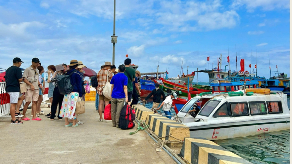 Hành khách tranh thủ vào dất liền chiều qua trước khi có lệnh dừng tàu