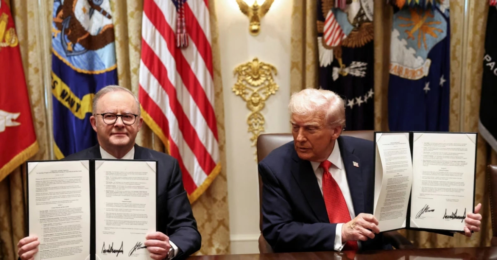 Tổng thống Mỹ Donald Trump và Thủ tướng Australia Albanese ký thoả thuận hôm 20/10 (Ảnh: Reuters)