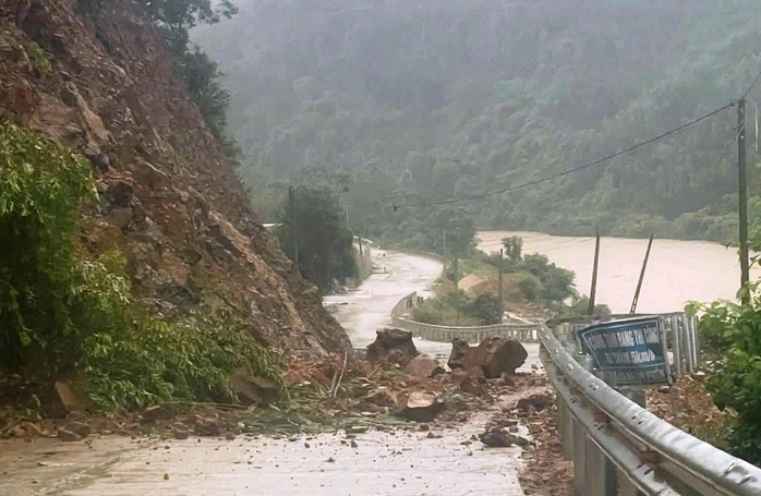 Mưa lớn kéo dài trong ngày 20-10 gây sạt lở tuyến đường lên xã Ba Tô, tỉnh Quảng Ngãi. Ảnh: TỬ TRỰC