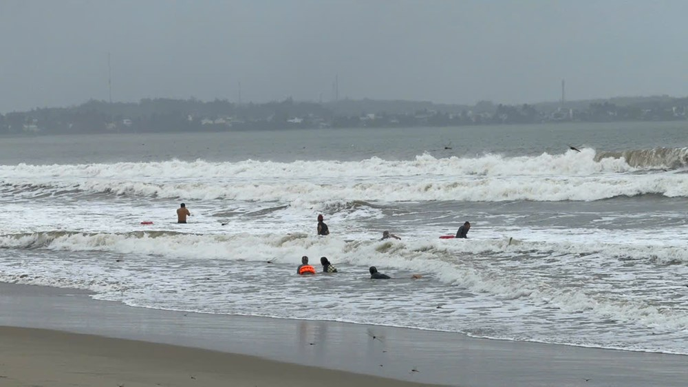 Nhiều người kéo xuống tắm biển dù sóng cao