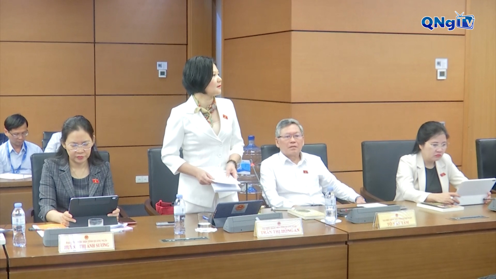 Đại biểu Đặng Ngọc Huy thảo luận góp ý dự án Luật tại Tổ