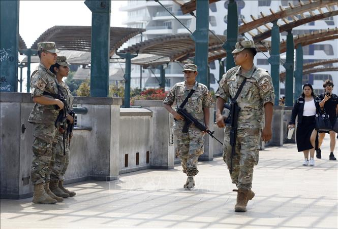 Binh sĩ tuần tra tại công viên Larcomar ở Lima, Peru. Ảnh tư liệu - minh họa: THX/TTXVN