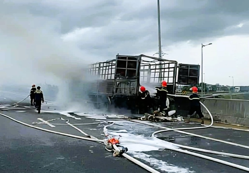 Tài xế kịp thoát thân khi xe tải bốc cháy ngùn ngụt trên cao tốc Đà Nẵng – Quảng Ngãi. Ảnh: Trường An