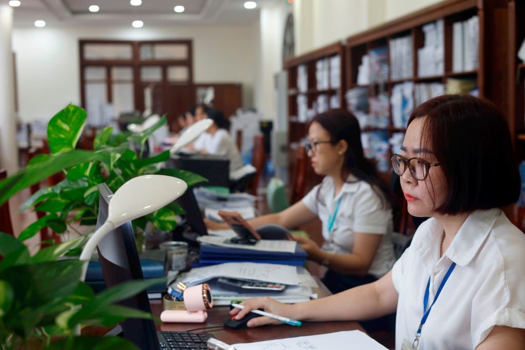 Cán bộ Kho bạc Nhà nước xử lý công việc. Ảnh: CTV