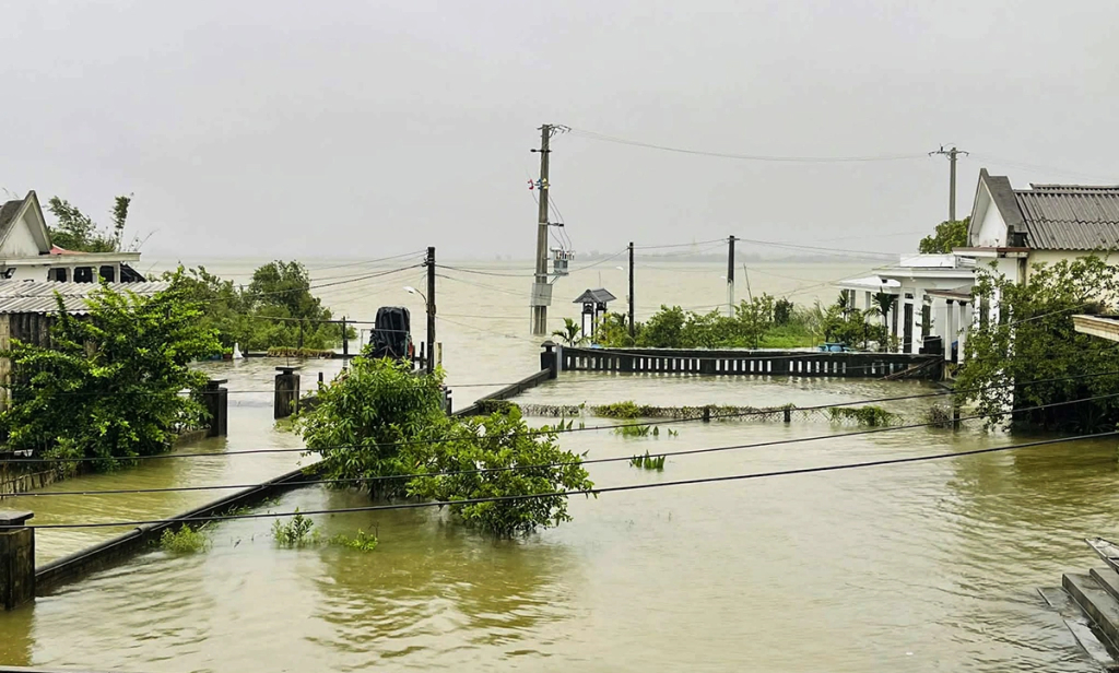 Thôn Hội Điền, xã Nam Hải Lăng nằm bên sông Ô Lâu, thấp trũng nhất tỉnh Quảng Trị nước ngập gần 1 m, sáng 24/10. Ảnh: Huynh Nguyễn