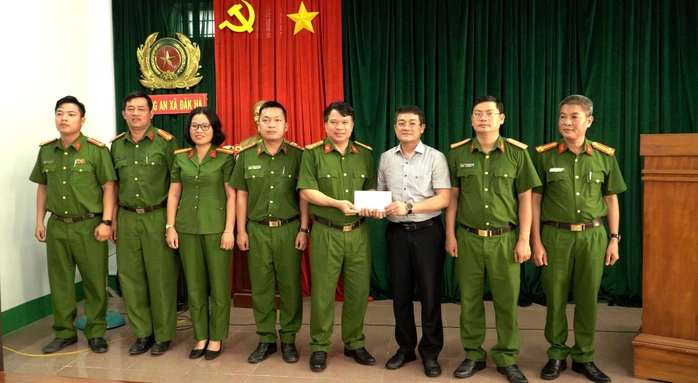 Nhanh chóng bắt nghi phạm chém đôi nam nữ trong phòng trọ, lực lượng Công an xã Đăk Hà được khen thưởng