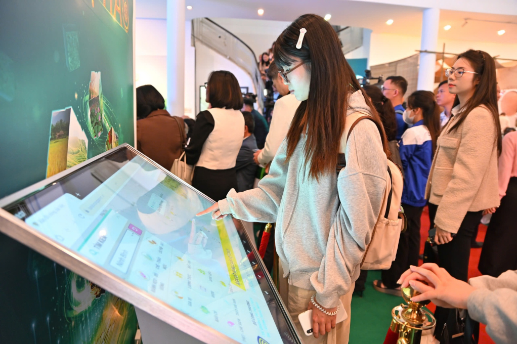 Khách tham quan trải nghiệm Bản đồ Nông sản Việt - Ảnh: DMS