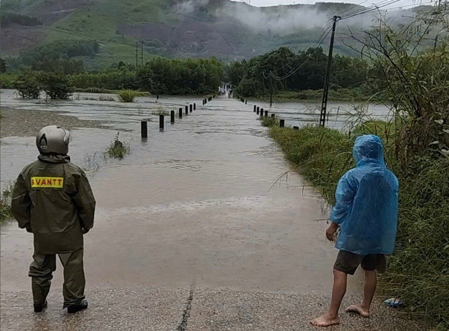 Mưa lớn, làm ngập nhiều khu vực, tuyến đường, gây ảnh hưởng nghiêm trọng đến việc đi lại của người dân.