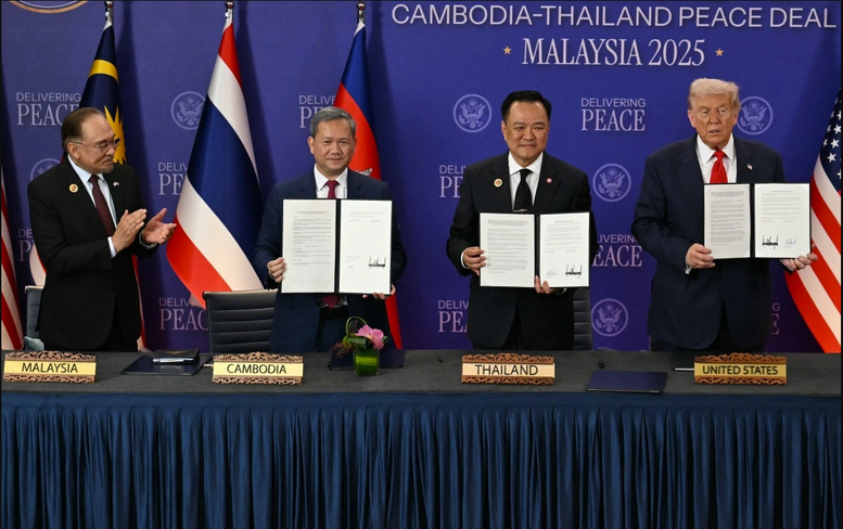 Thủ tướng Thái Lan Anutin Charnvirakul và Thủ tướng Campuchia Samdech Thipadei Hun Manet ký kết tuyên bố chung về thỏa thuận hòa bình bên lề Hội nghị Cấp cao ASEAN lần thứ 47 tại Kuala Lumpur, có sự chứng kiến của Thủ tướng Malaysia Anwar Ibrahim, với tư cách là Chủ tịch ASEAN và Tổng thống Mỹ Donald Trump