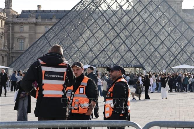 Lực lượng an ninh gác bên ngoài bảo tàng Louvre ở thủ đô Paris, Pháp ngày 22/10/2025. Ảnh: THX/TTXVN