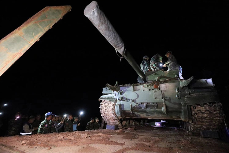 Xe tăng Campuchia được đưa khỏi khu vực giáp biên giới Thái Lan vào đêm 26/10. Ảnh: Khmer Times