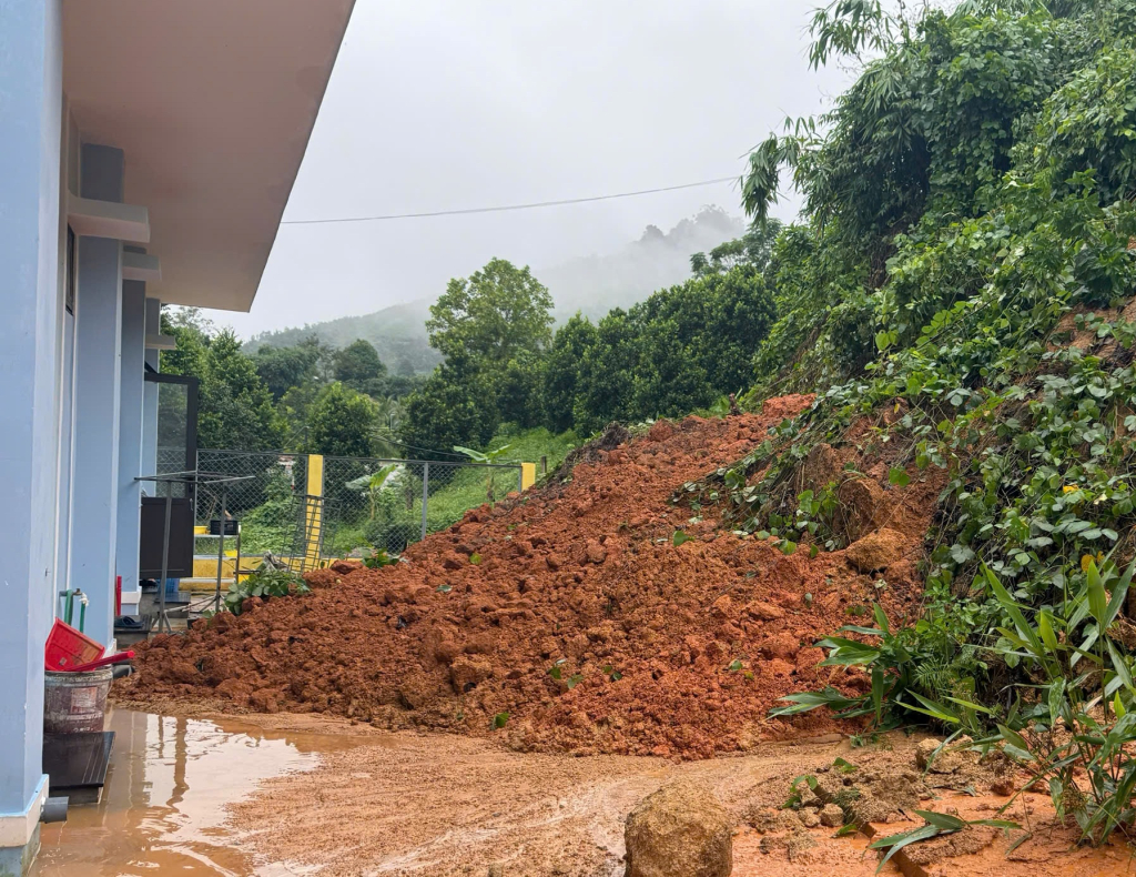 Sạt lở núi phía sau nhà công vụ của Trường Phổ thông dân tộc bán trú Tiểu học và Trung học cơ sở Sơn Liên