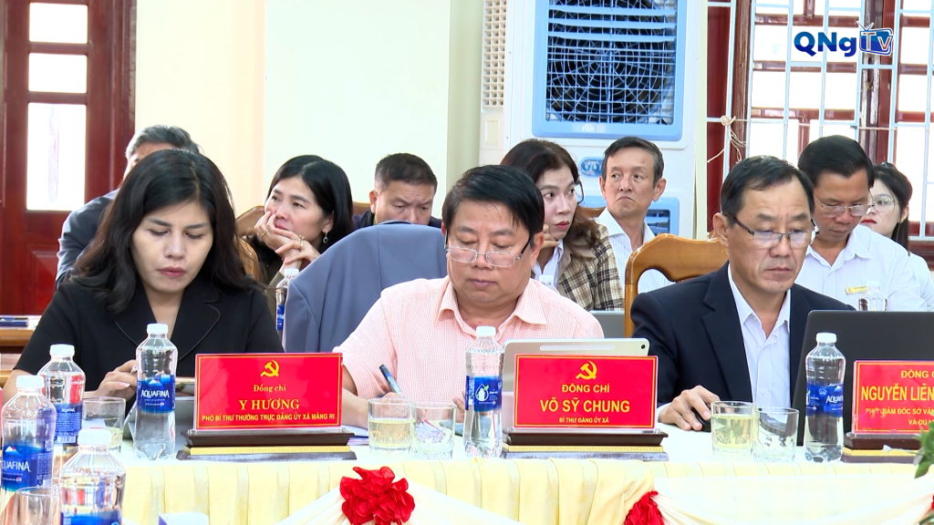 Lãnh đạo xã Măng Ri