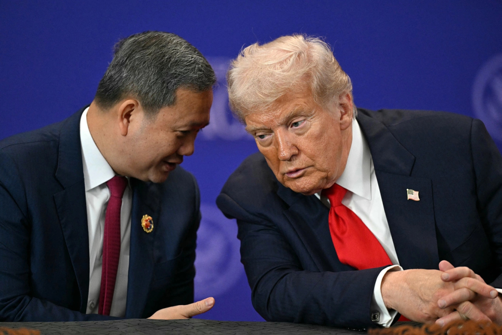 Tổng thống Mỹ Donald Trump (phải) trò chuyện cùng Thủ tướng Campuchia Hun Manet tại Malaysia ngày 26/10. Ảnh: AFP