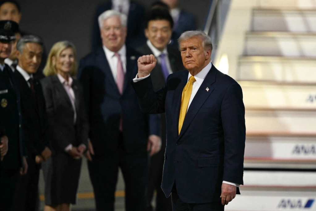 Tổng thống Trump tại sân bay Haneda ở thủ đô Tokyo, Nhật Bản, ngày 27/10. Ảnh: AFP