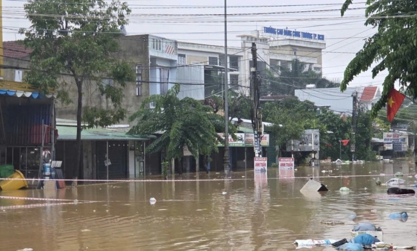 Chính quyền địa phương căng dây cảnh báo khu vực nguy hiểm do ngập lụt.
