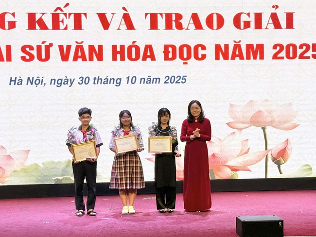 Thứ trưởng Trịnh Thị Thủy trao danh hiệu Đại sứ văn hóa đọc tiêu biểu năm 2025 cho các thí sinh xuất sắc nhất