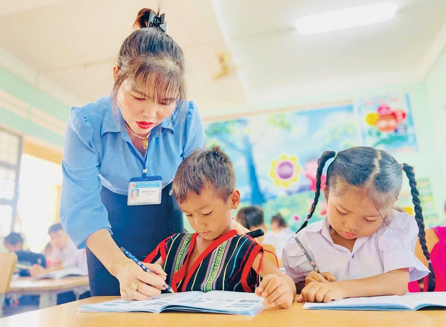 Chương trình đặt mục tiêu tỷ lệ đi học đúng tuổi cấp tiểu học đạt 99,5%. Ảnh: Trần Dung