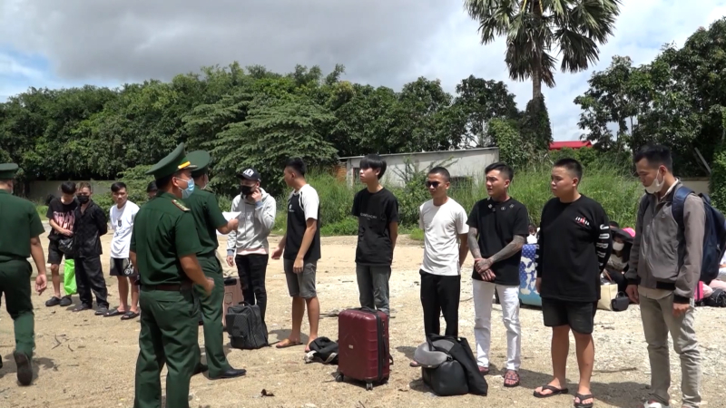 Tiếp nhận 38 c&ocirc;ng d&acirc;n do Campuchia trao trả