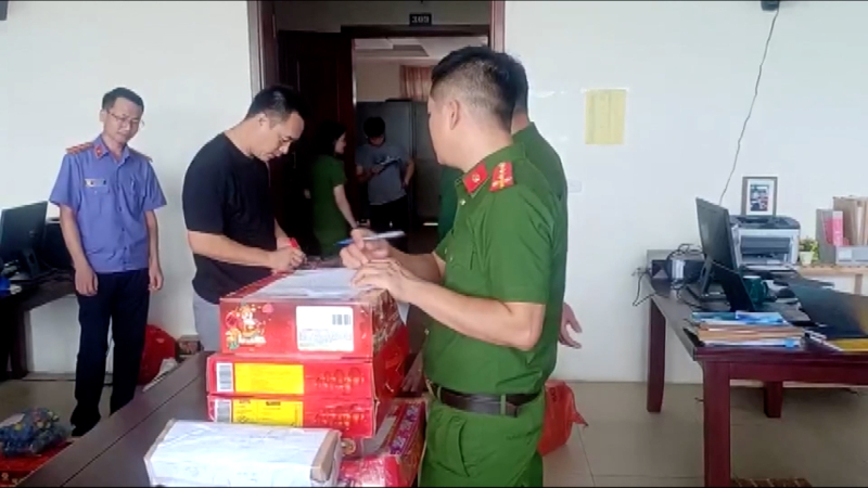 Lợi dụng mưa b&atilde;o để vận chuyển ph&aacute;o v&agrave; chất cấm