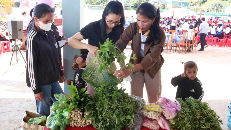 Nhộn nhịp phiên chợ 0 đồng và có đồng tại xã Tu Mơ Rông