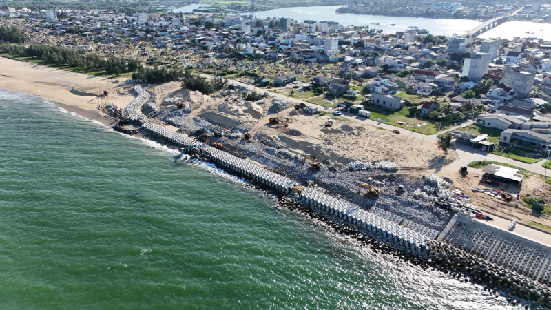 Khẩn trương hoàn thành 2 dự án chống sạt lở bờ biển ở Quảng Ngãi