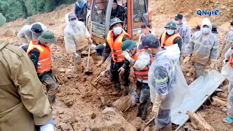 Quân Đội giúp dân khắc phục hậu quả bão