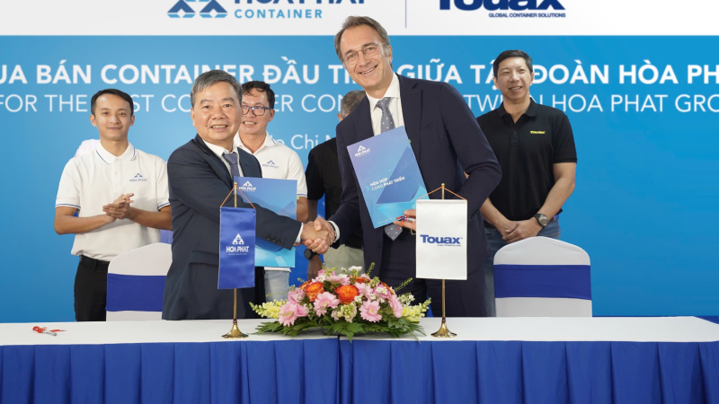 Tập đo&agrave;n H&ograve;a Ph&aacute;t b&agrave;n giao đơn h&agrave;ng container đầu ti&ecirc;n cho Touax Container Leasing